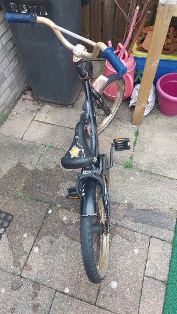 Opknappertje fiets met slot en standaard