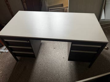 Stalen bureau aangeboden