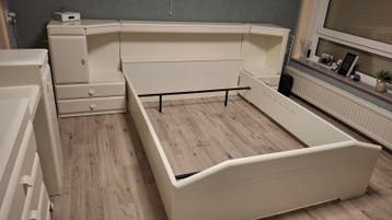 GRATIS AFHALEN..Wit bed en toiletmeubel
