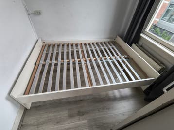 Wit IKEA bed met lattenbodem (140 x 200)