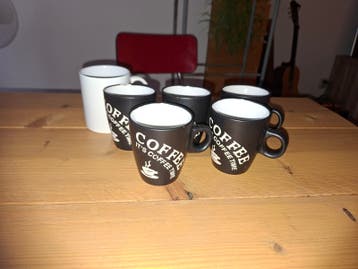 Set van 5 koffiekopjes en mok - 5 zwart, 1 wit