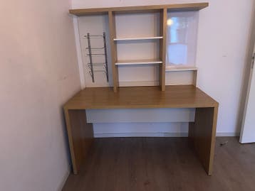 Gratis: Houten bureau met opbouw en opbergruimte