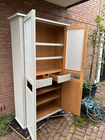 Kast met 2 glazen deuren en 2 lades
