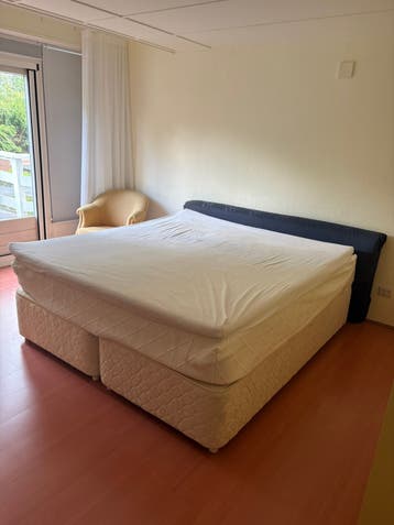 Gratis boxspring. 180 bij 200