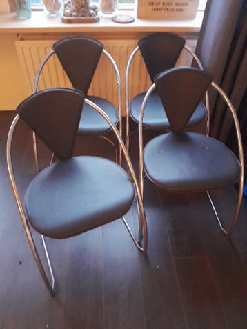 zwarte stoelen