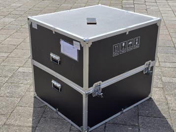 Flight case met grendels en handvatten. Voor vervoer door de
