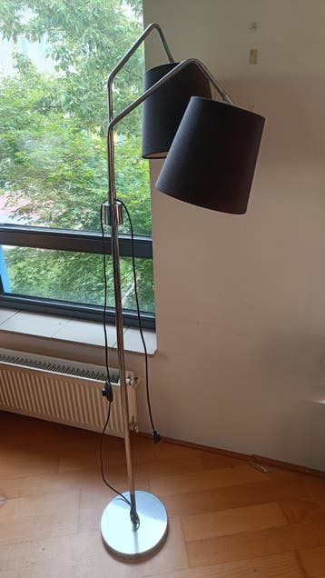 Stalamp met zwarte lampenkappen