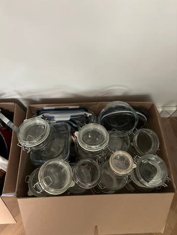 Free box of assorted kitchen itens