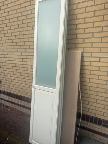 Witte kastdeuren met melkglas
