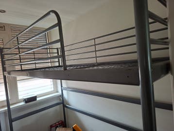 Grijze eenpersoons hoogslaper met trap (excl. matras)GRATIS)