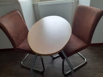Ovaal tafeltje op wieltjes 100x60 met 2 stoelen