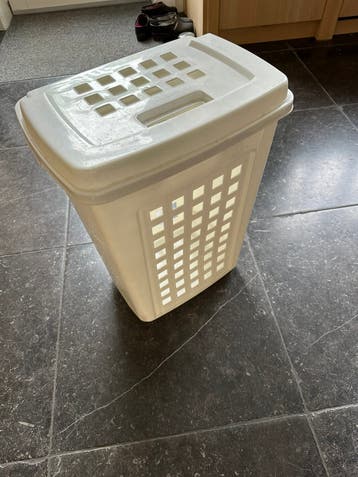 Stevige, witte wasmand - GRATIS