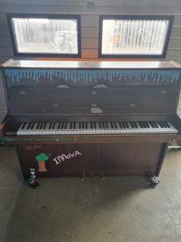 Beschilderde piano - werkt gewoon, is op school gebruikt.