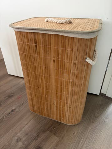 Bamboe wasmand met deksel en touwgrepen
