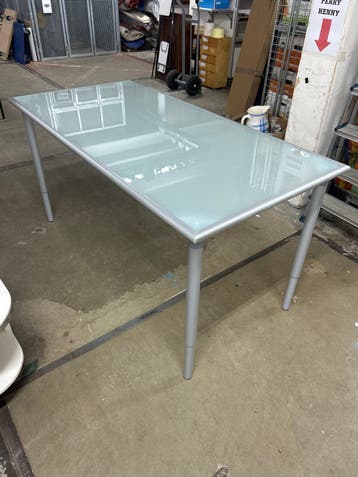 Grijze eet- of werktafel met matglazen blad (156x78 cm)