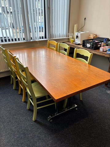 Tafel met 8 stoelen GRATIS