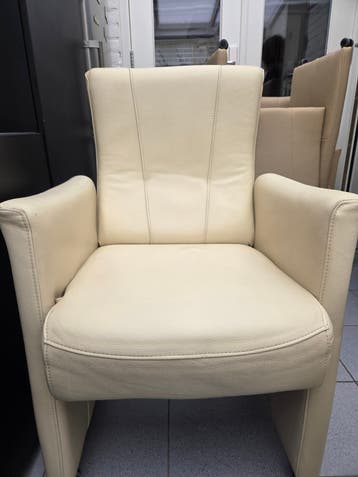 Leren eetkamerstoel kleur beige en gmet armleuningen - Crème
