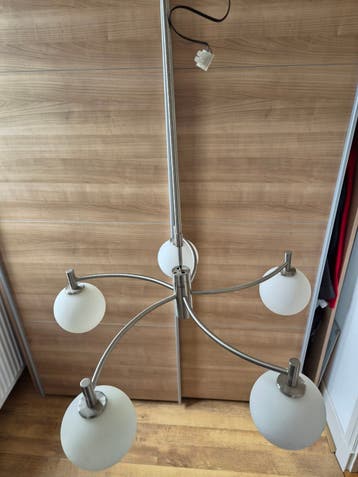 RVS hanglamp met 4 melkglazen kappen/bollen