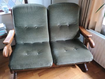 Gratis Tweepersoonsbank met houten frame en groene stof