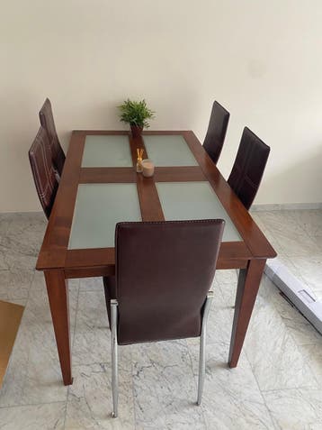 Gratis eetkamer tafel met 5 stoelen