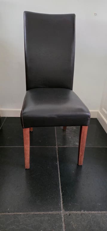 Gratis 4 stoelen.