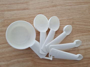 Gratis: Set van 6 witte maatlepels en maatbekers