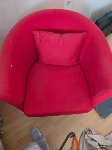 Rode fauteuil met kattenkrabbels