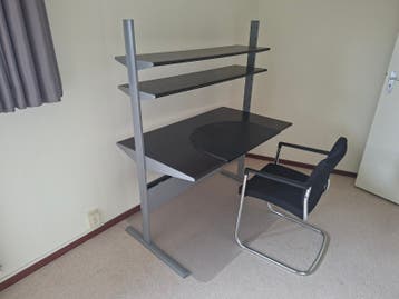 Modern bureau met opbergplanken en bureaustoel