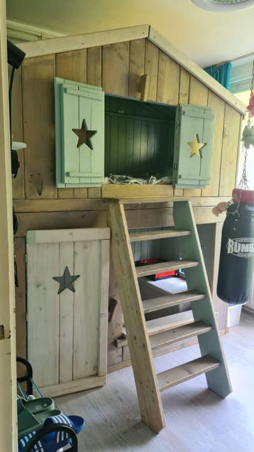 Hoogslaper huisje steigerhout
