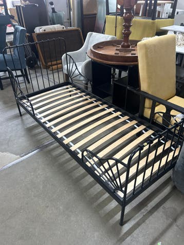 Zwart metalen eenpersoonsbed met lattenbodem (80x200)