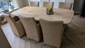 6 eetkamerstoelen met armleuning. Leren bekleding, op wielen