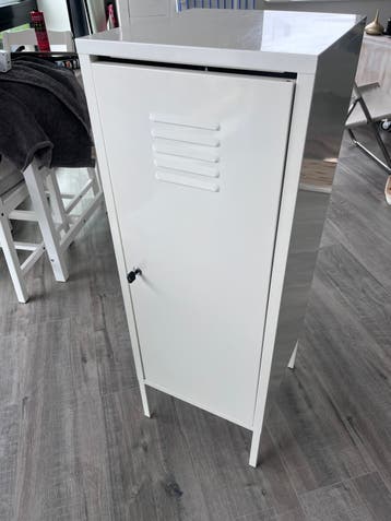 IKEA LOCKER (deurtje zit los geen bevestiging meer)