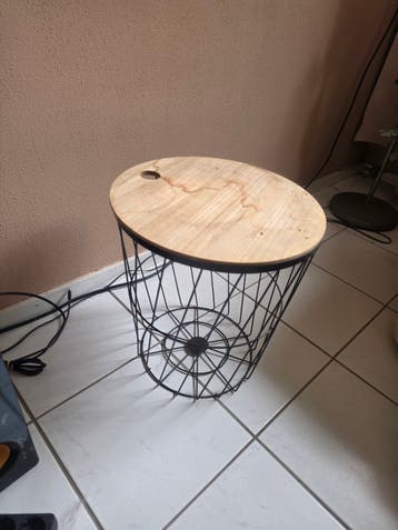 Gratis op te halen: Rond bijzettafeltje met houten blad
