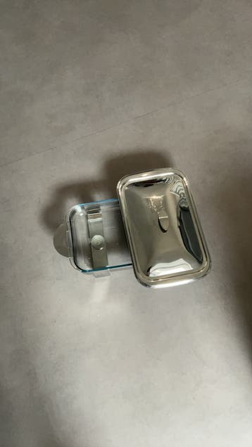 Glazen ovenschaal met metalen deksel en handvatten
