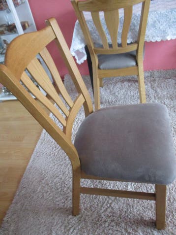 2 Eetkamer stoelen. GRATIS!
