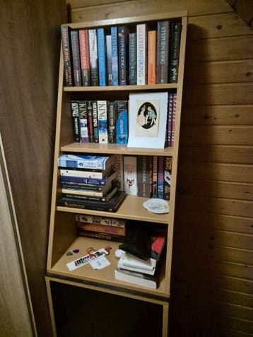 Gratis af te halen: Stevige boekenkast met plankjes