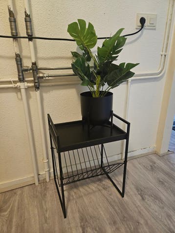 Zwart metalen bijzettafel met opbergrek