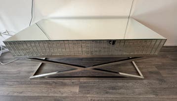 Moderne spiegel salontafel met metalen onderstel
