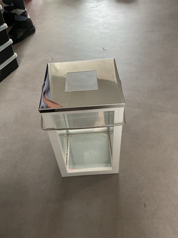 Witte metalen lantaarn met handvat