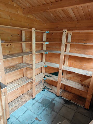 Houten stellingkast van Ikea