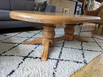 Ovale eikenhouten salontafel met voetstuk