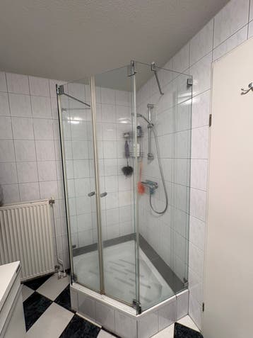 GRATIS. Glazen douchecabine met hoekdouchebak