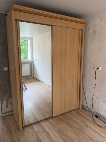 Kledingkast met schuifdeuren