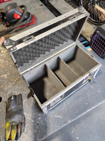 Gratis: Flightcase opknapper , 51cm x 27cmx 26cm.