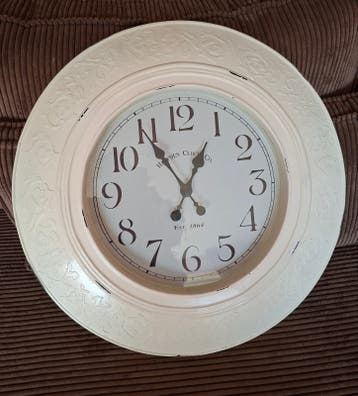 Aangeboden GRATIS roomwitte wandklok