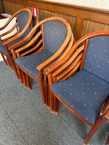 Houten stoelen