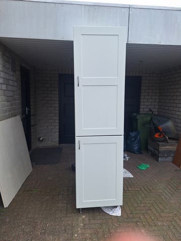 Ikea kast met 5 legplanken 220x60x60.Met pootjes 230 h