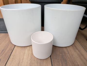 Witte plantenpotten, 2 maten - gratis af te halen