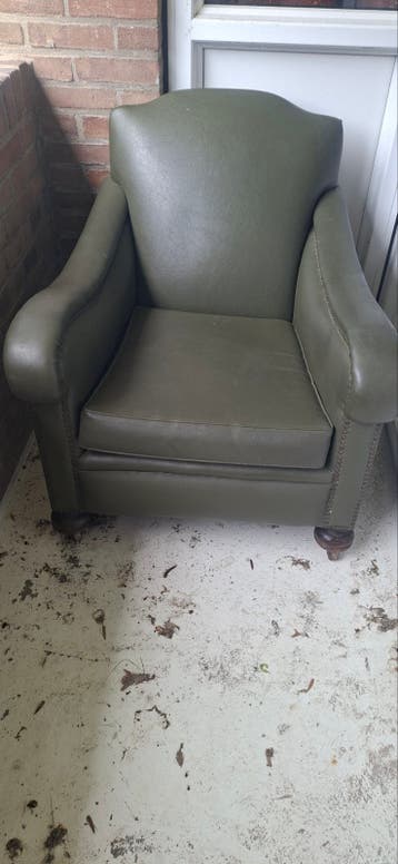 Gratis mooie en lekker zittende groene fauteuil op wieltjes