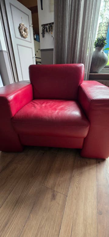 Gratis rood lederen bankstel.